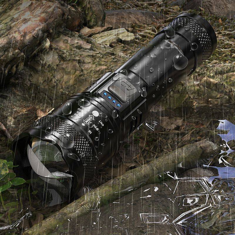 Super bright zoomable flashlight